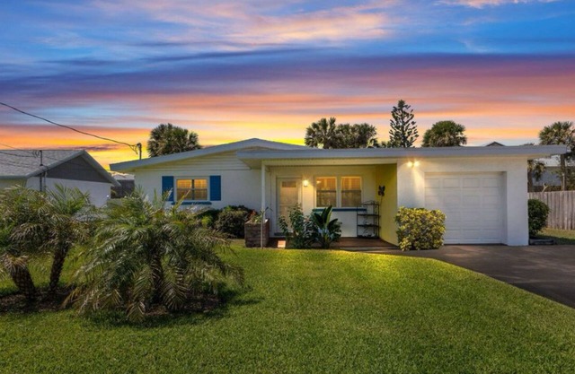 Perfect beachside bungalow vacation for Snowbirds, family, or professional.