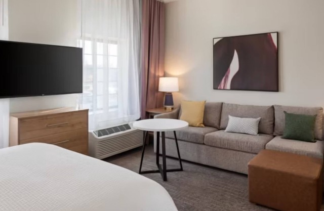 Perfect Business Traveler Room with Complimentary Breakfast