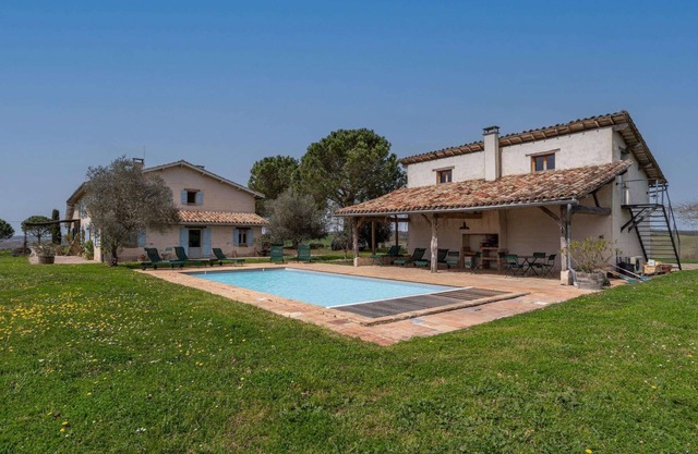 Perfect Countryside Retreat, Private Heated Pool & Panoramic Views - 5mins from Monclar-de-Quercy!