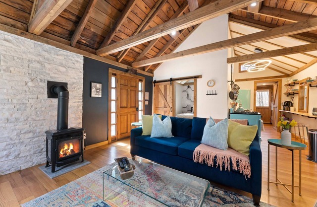 Perfect Couples’ Cabin: Fireplace, Firepit, & Wine Nearby
