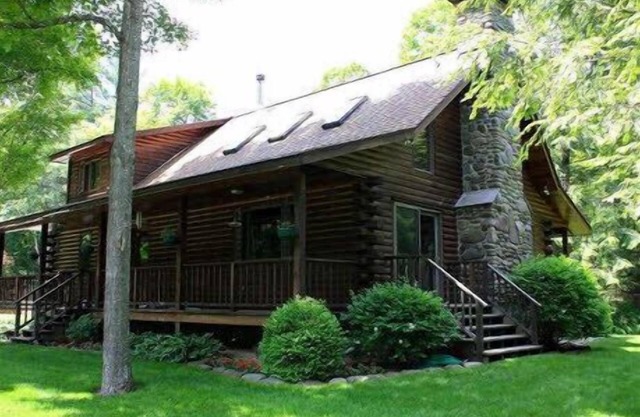 Perfect dream log house on creek with waterfalls, shorter stay for friends