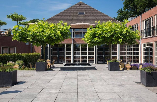 Perfect Escape! Onsite Dining, Close to Vrijheidsmuseum!