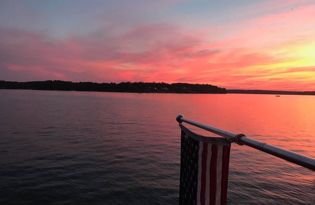 Perfect Family getaway with main lake views & private beach-dog friendly