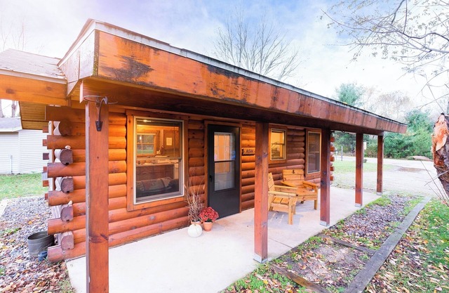 Perfect for Couples, Pet Friendly, Wildlife Theme, Log Cabin, Fireplace