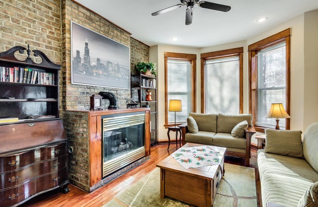 Perfect for Groups! Steps to the Beach and Room for All! Enjoy All Andersonville Has to Offer! by AllSet Turnover