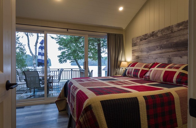Perfect Lake Rosseau fall getaway. Spectacular fall colours/views. Lux/new build