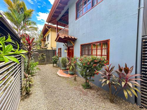 Perfect Location! Beach & Market 100m Away
