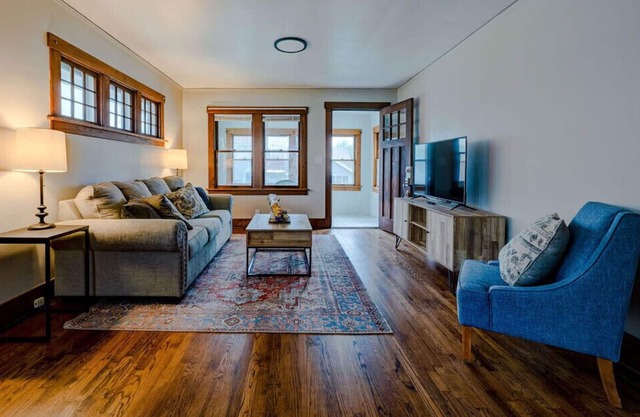 Perfect Midtown Bungalow! Walking distance to Blackstone! One block from UNMC!