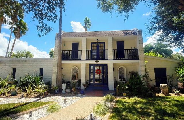 Perfect & Private - 2 lg bedrooms, huge kitchen, hot-tub & more "Summer Special"
