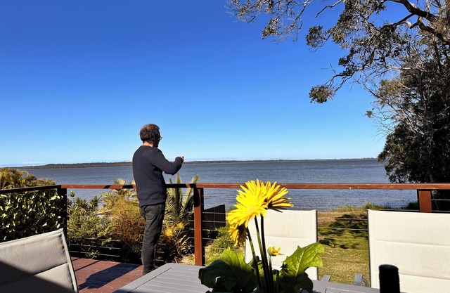 Perfect Retreat Absolute waterfront, Stunning View and Direct Access to water.