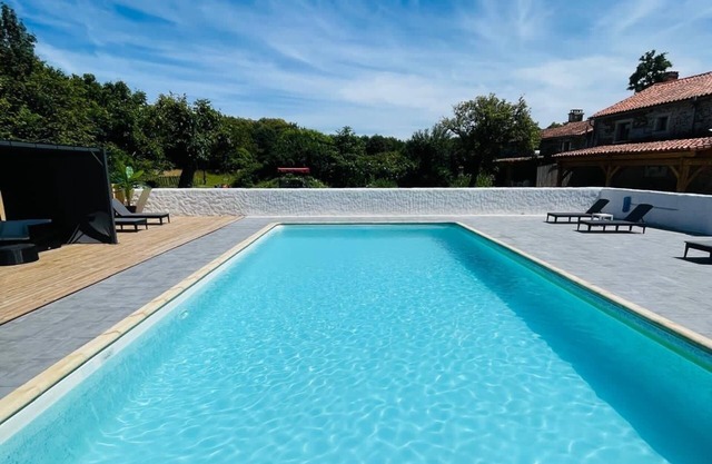 Perfect spacious country retreat with large pool and activity barn