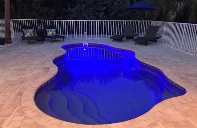 "PERFECT SHELL"LUXURY HOUSE STEPS 2 OCEAN*LRG POOL*FRONT BALCONY*AMENITY PACKED!