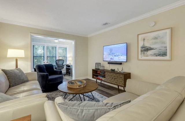 Perfect South Island Location! 4 Bikes included/Pool/Pickelball. Bring the Dog!