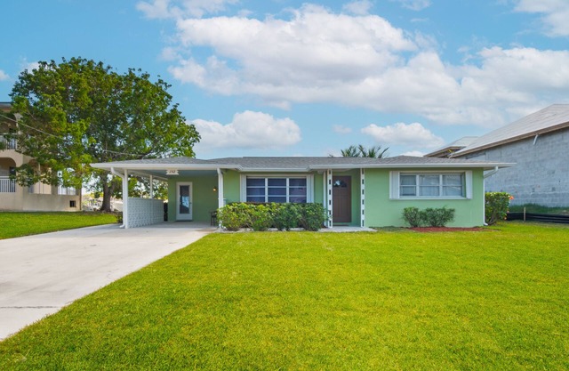 Pet and kid friendly Key Lime Cutie with dock for 22' boat, walk to restaurants.