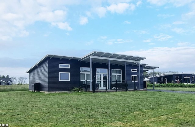 Pet-free designer house, with exclusive amenities including whirlpool and sauna