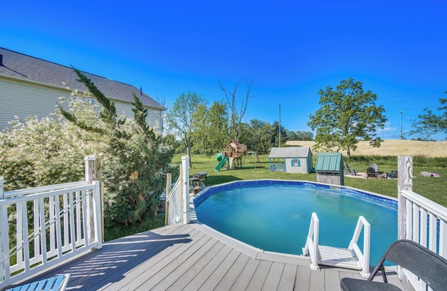 Pet Friendly 3-bedroom farmhouse in Grantville- 8 Mi from Hershey Park with pool