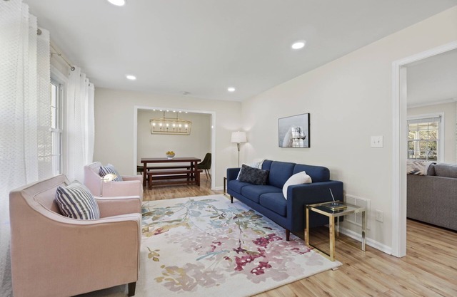 Pet-Friendly 4BR: Pool, Screen Porch, Fenced Yard