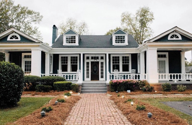 Pet Friendly 5BR 2.5 Bath Mansion With Pool