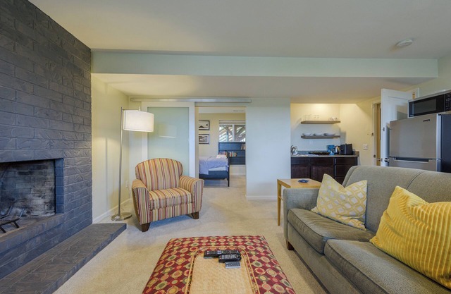 Pet Friendly Apartment with views!