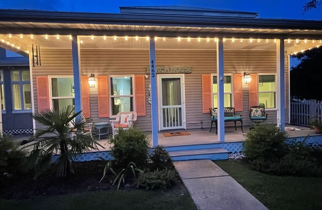 PET FRIENDLY -BEACH HOUSE - Clipper Cove Cutie - 6 min walk to beach - SLEEPS 10