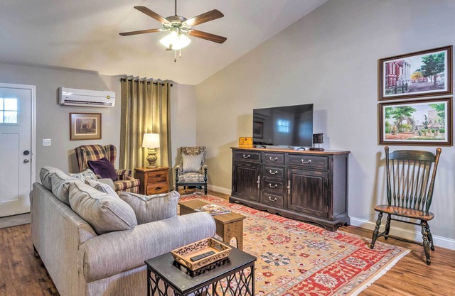 Pet-Friendly Brownsville Retreat w/Porch!
