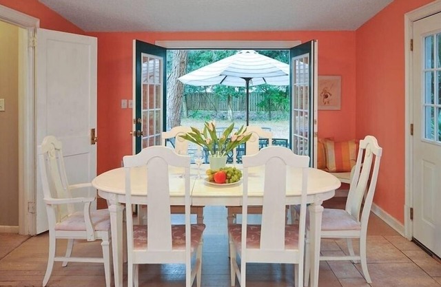 Pet friendly cottage w large fenced yard. Available weekly, monthly or nightly!