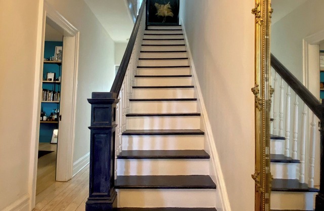 Pet friendly, cozy home walking distance to everything Hudson has to offer.