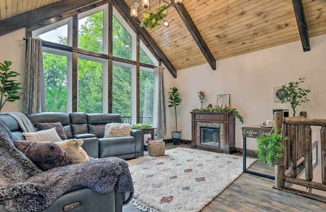 Pet-Friendly Delta Cabin w/Private Hot Tub!