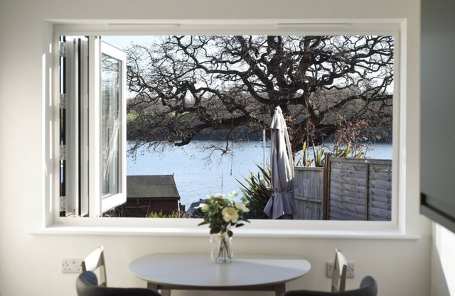 Pet friendly direct water access 3bed sleeps 6