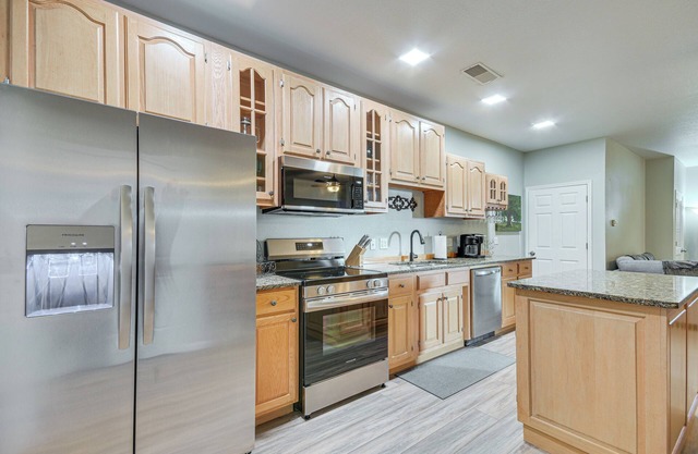 Pet-Friendly Downtown Fulton Apt w/Smart TV!