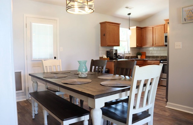 Pet-Friendly Family Retreat w/Fenced Yard 10 Mins to Camp Lejeune