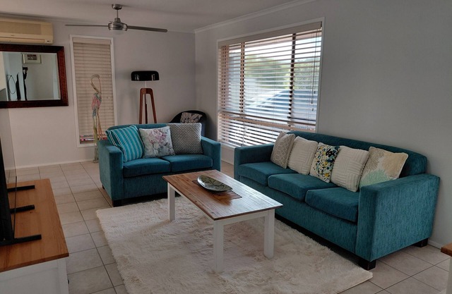 Pet friendly Gold Coast holiday home, Sleeps 7, 10min walk to 'Wet n Wild'