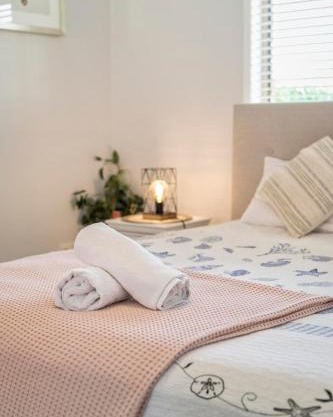 Pet friendly Gold Coast holiday home, Sleeps 7, 10min walk to 'Wet n Wild'