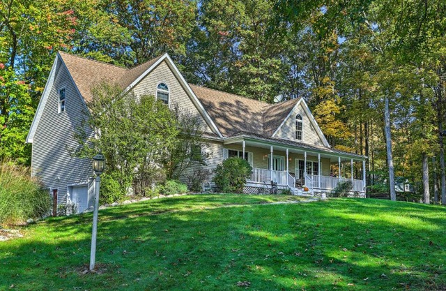 Pet-Friendly Grand Pine Bush Retreat on 2 Acres!