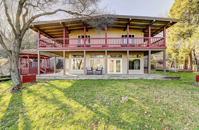 Pet-Friendly Grants Pass Home w/Hot Tub!