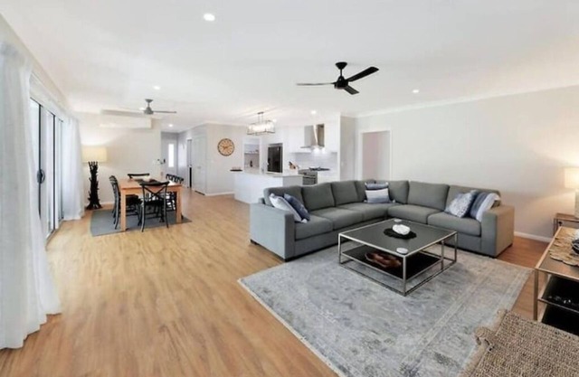 Pet friendly Hamptons style home walk to beach