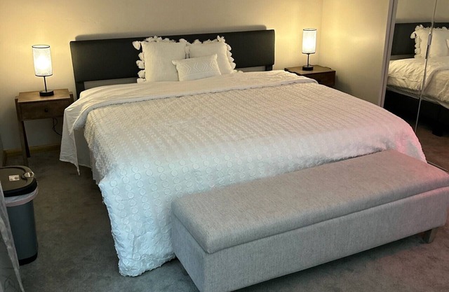 Pet-friendly home next to Oakmont & Veltre's + a few miles to Pittsburgh events!