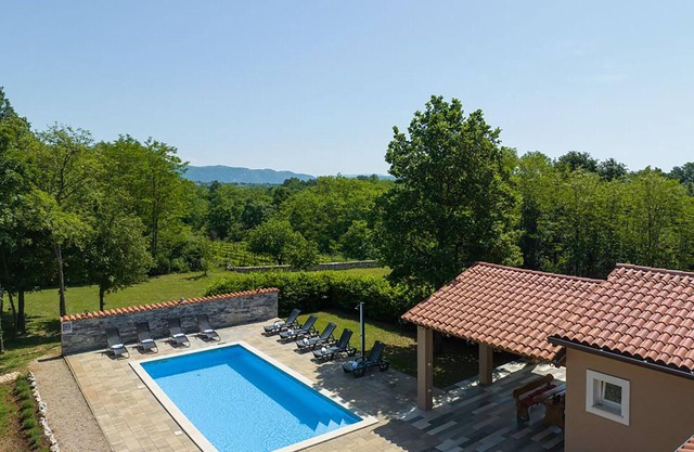 Pet friendly home in Nedescina