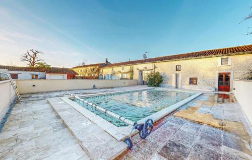 Pet Friendly Home In Nere