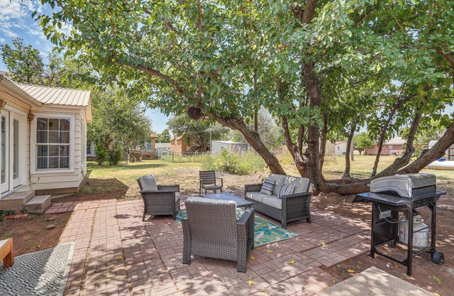 Pet Friendly Home w/Yard & Grill in Crowell!