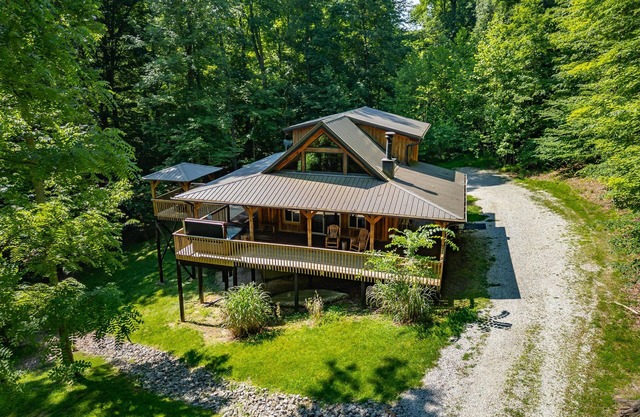 Pet friendly, hot tub, fire pit, located by Lake Lemon