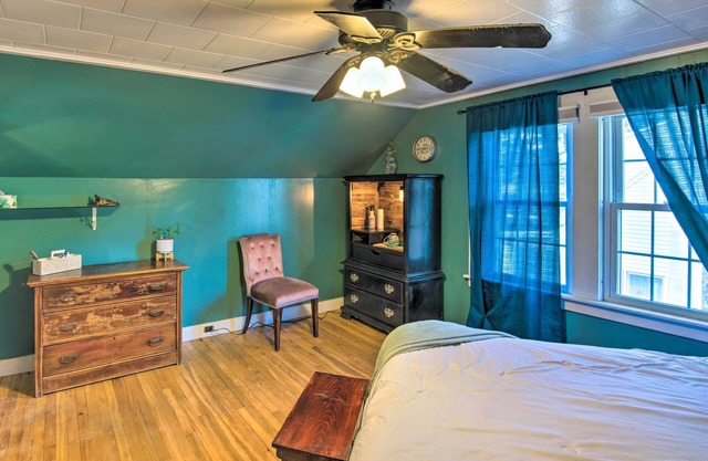 Pet Friendly, Immaculate, updated, walkable to all Main St. & local parks!