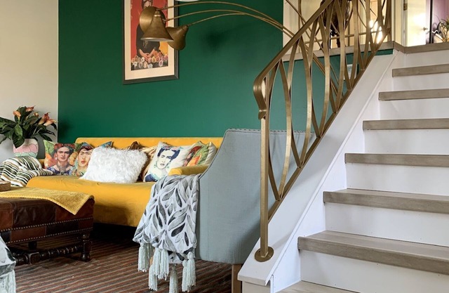 Pet Friendly, Near O’Hare, Fenced in, Cheerful Frida & Diego Home, up to 6 ppl