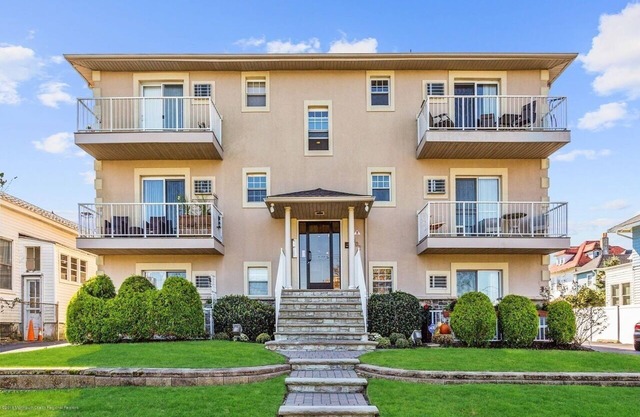 Pet Friendly-Outdoor Space-Parking-Chef's Kitchen-2 blocks to the Beach