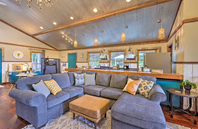 Pet-Friendly Outdoor Paradise with Grill, Decks