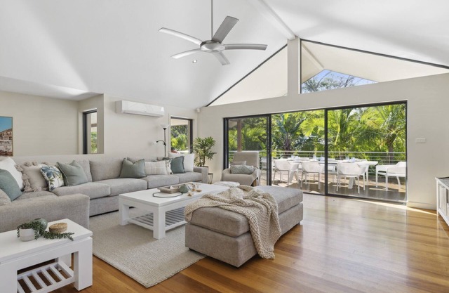 Pet Friendly, Pool, Beachside BBQ Heaven, Sleeps 8-10