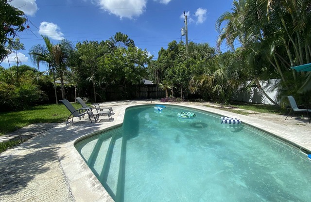 Pet friendly Pool Home in Hollywood Close to Beaches Airport Stadium Sleeps 8