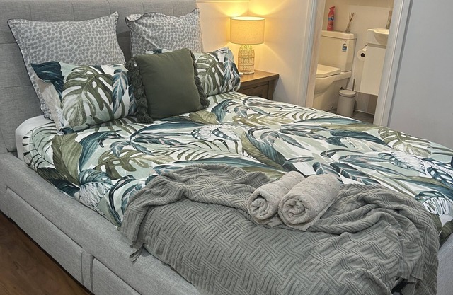 Pet friendly private studio, walking distance to lake