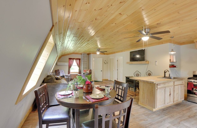 Pet-Friendly Prospect Apartment: 7 Mi to Beach!