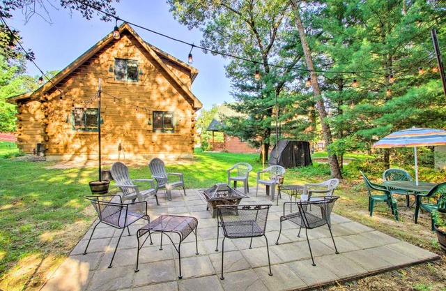 Pet-Friendly Warrens Cabin with Fire Pit!